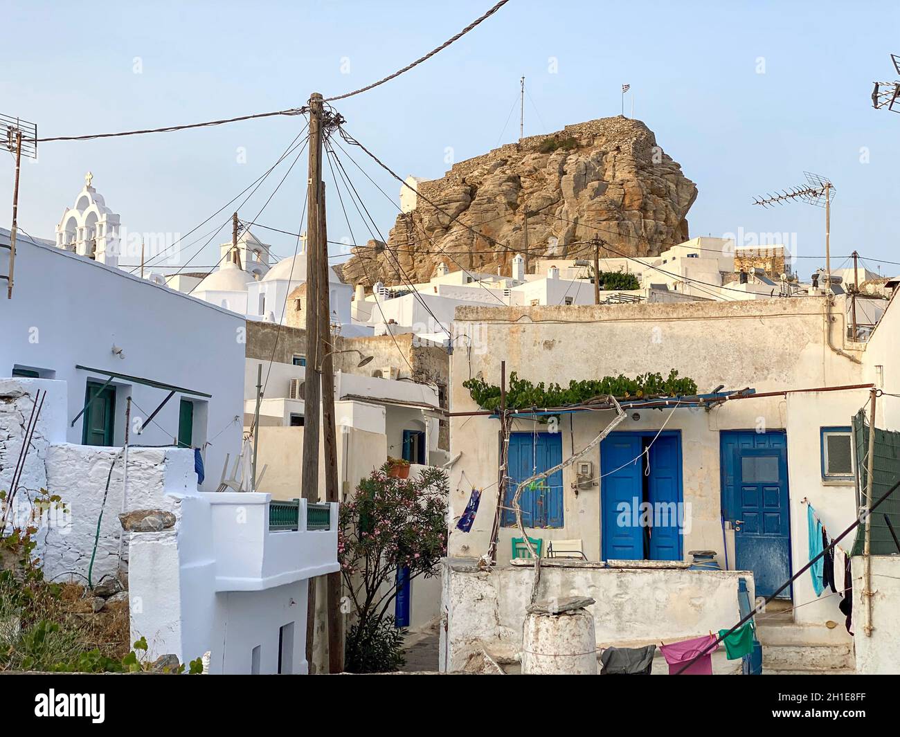 Rue piétonne du village grec Chora construit autour d'un grand rocher sur l'île d'Amorgos, mer Egée, Cyclades, Grèce Banque D'Images