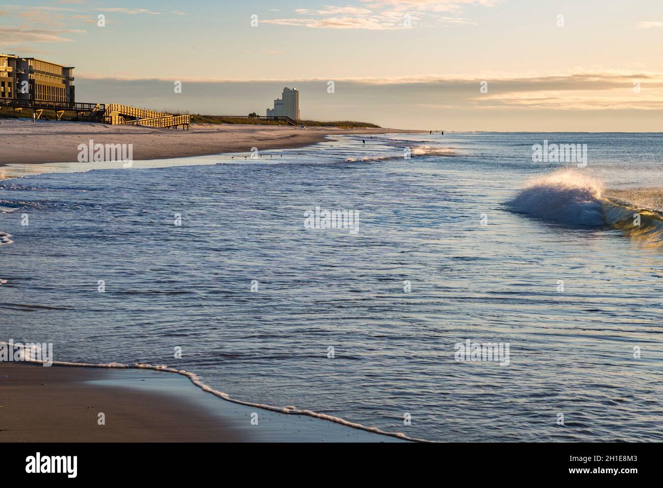 Petites vagues se brisant sur la plage du golfe du Mexique à Gulf Shores, Alabama Banque D'Images
