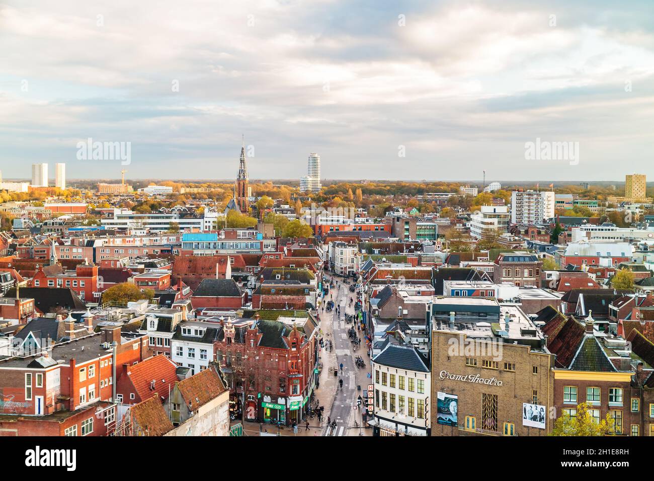 GRONINGEN, PAYS-BAS - 2 NOVEMBRE 2017 : vue aérienne de la rue commerçante Oosterstraat avec magasins et magasins à Groningen, pays-Bas Banque D'Images