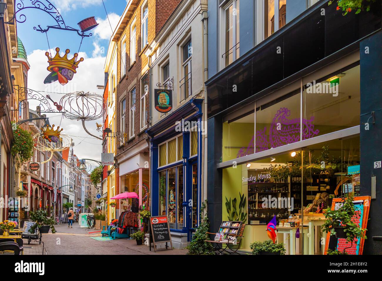 Deventer, pays-Bas - 29 octobre 2019 : rue commerçante colorée avec décoration de noël dans l'ancien centre-ville de Deventer, pays-Bas Banque D'Images
