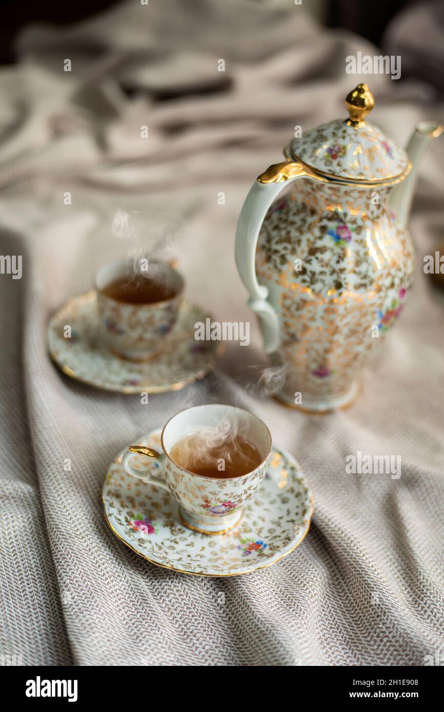Théière en porcelaine et tasse de thé chaud sur la table, vaisselle  traditionnelle ancienne, thé anglais de l'après-midi Photo Stock - Alamy
