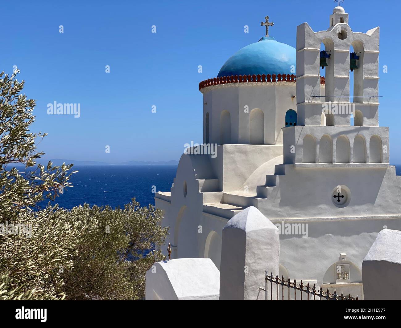 Clocher traditionnel et dôme bleu des églises blanches orthodoxes, île de Sifnos, Grèce Banque D'Images