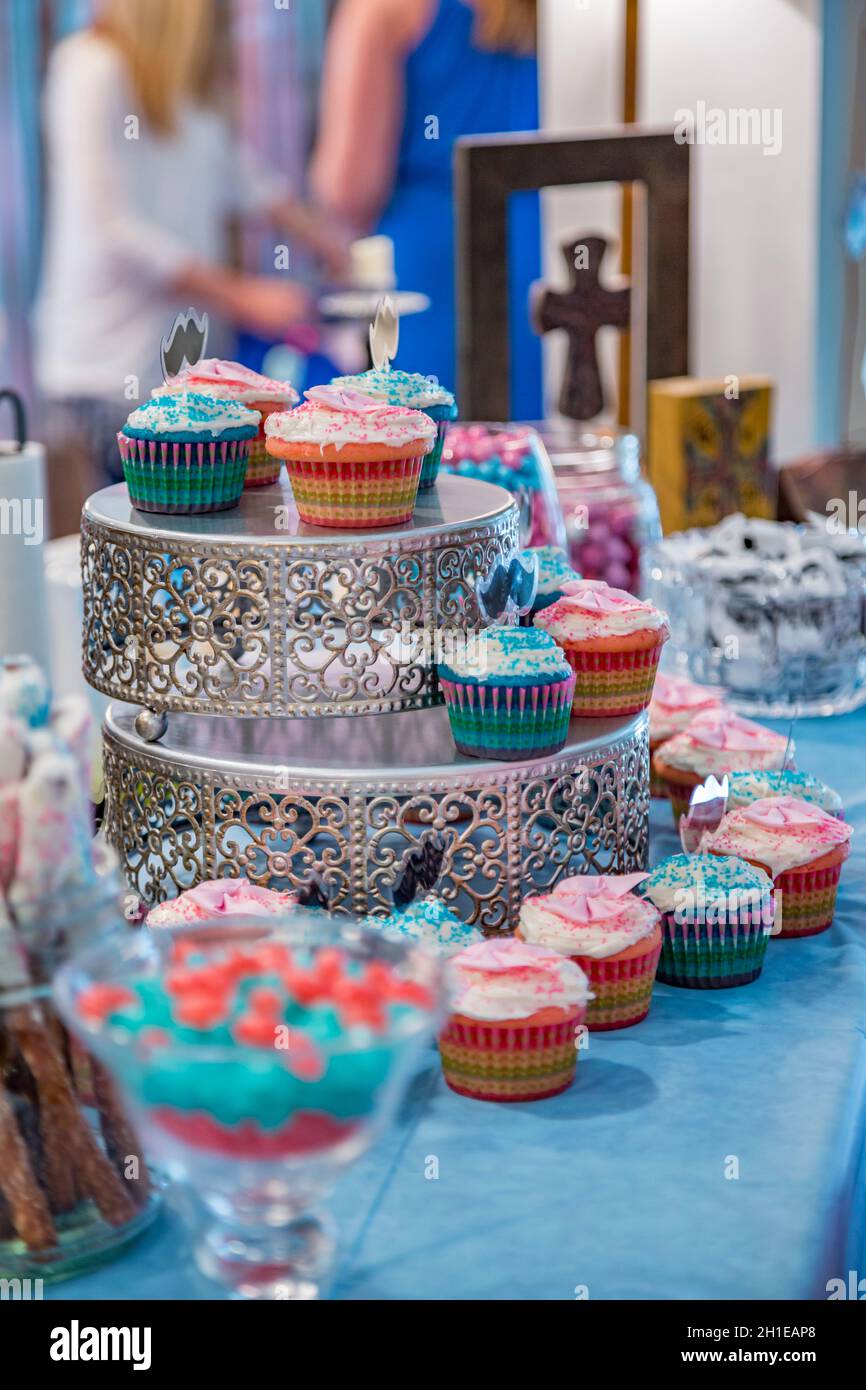 Cupcakes et bonbons en bleu et rose lors d'une fête de révélation de genre Banque D'Images
