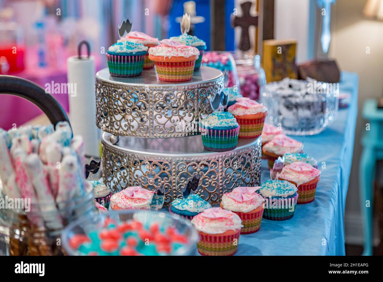 Cupcakes et bonbons en bleu et rose lors d'une fête de révélation de genre Banque D'Images
