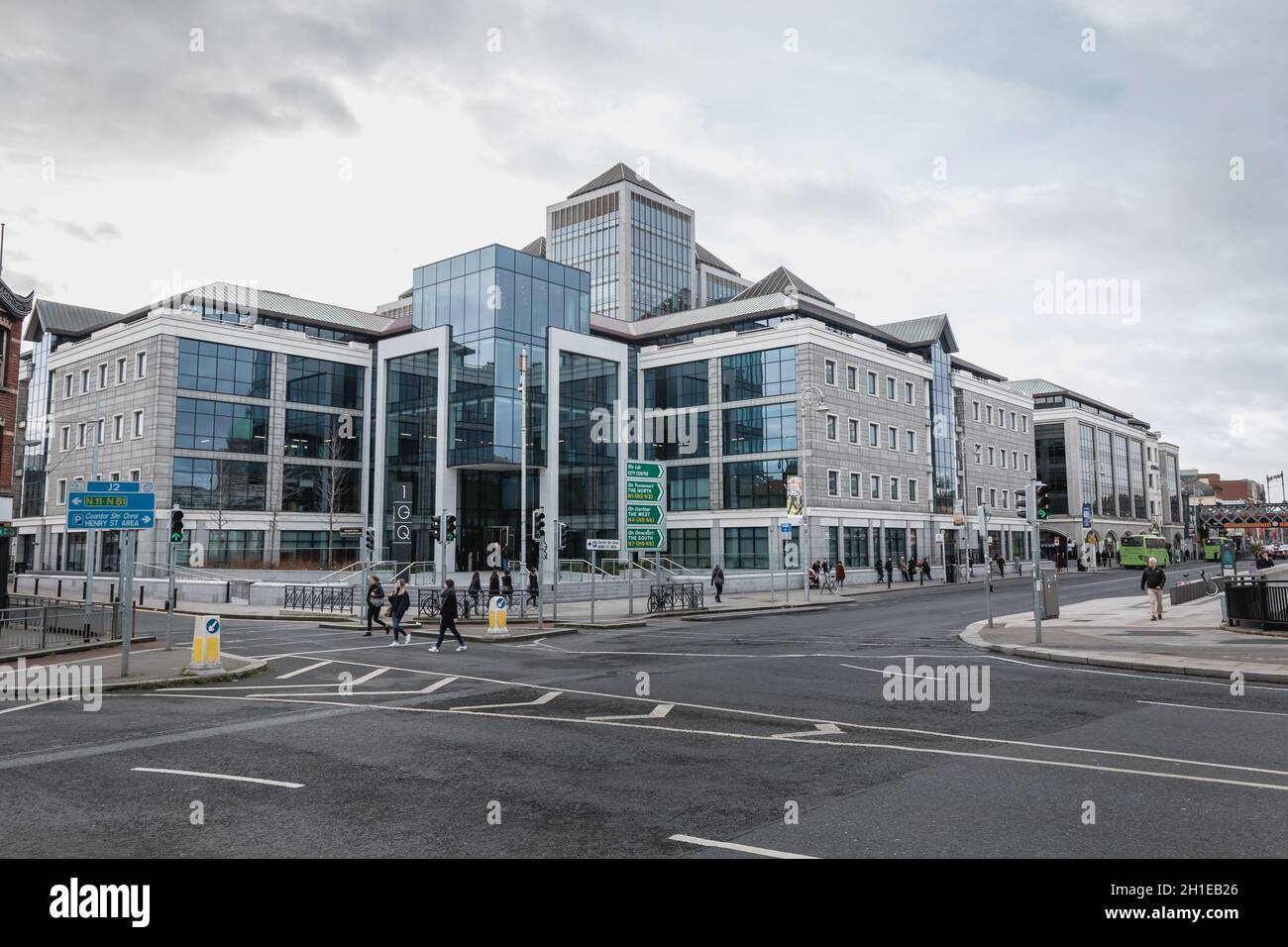 Dublin, Irlande - 12 février 2019 : vue sur le bâtiment moderne de la banque commerciale irlandaise Ulster Bank, à côté de la rivière Liffey où les gens marchent Banque D'Images