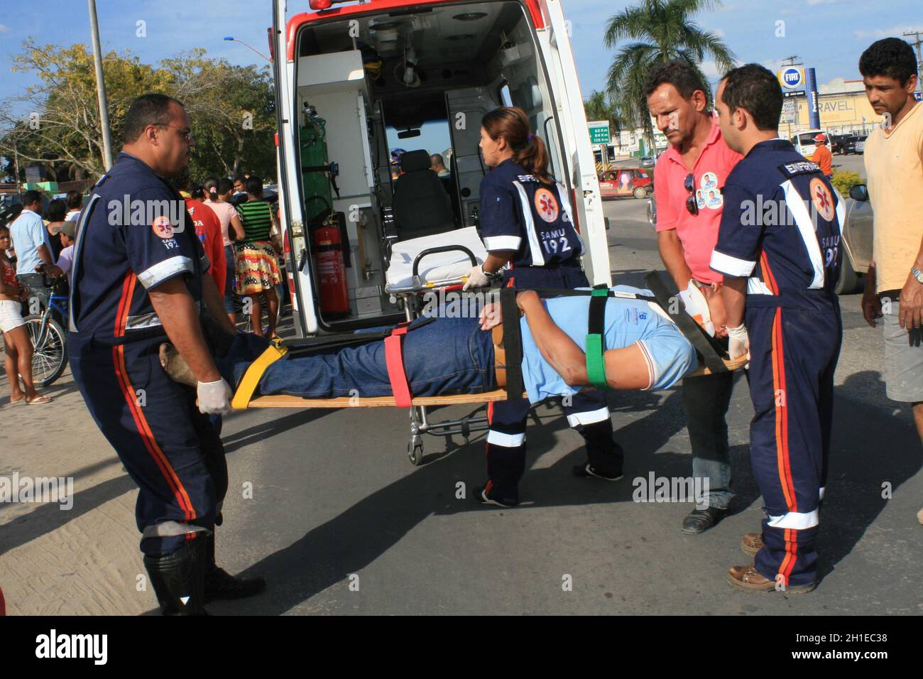 Eusapolis, bahia / brésil - 28 août 2008: Les premiers intervenants de Samu 192 fournissent des soins aux victimes d'accident de moto. *** Légende locale *** Banque D'Images