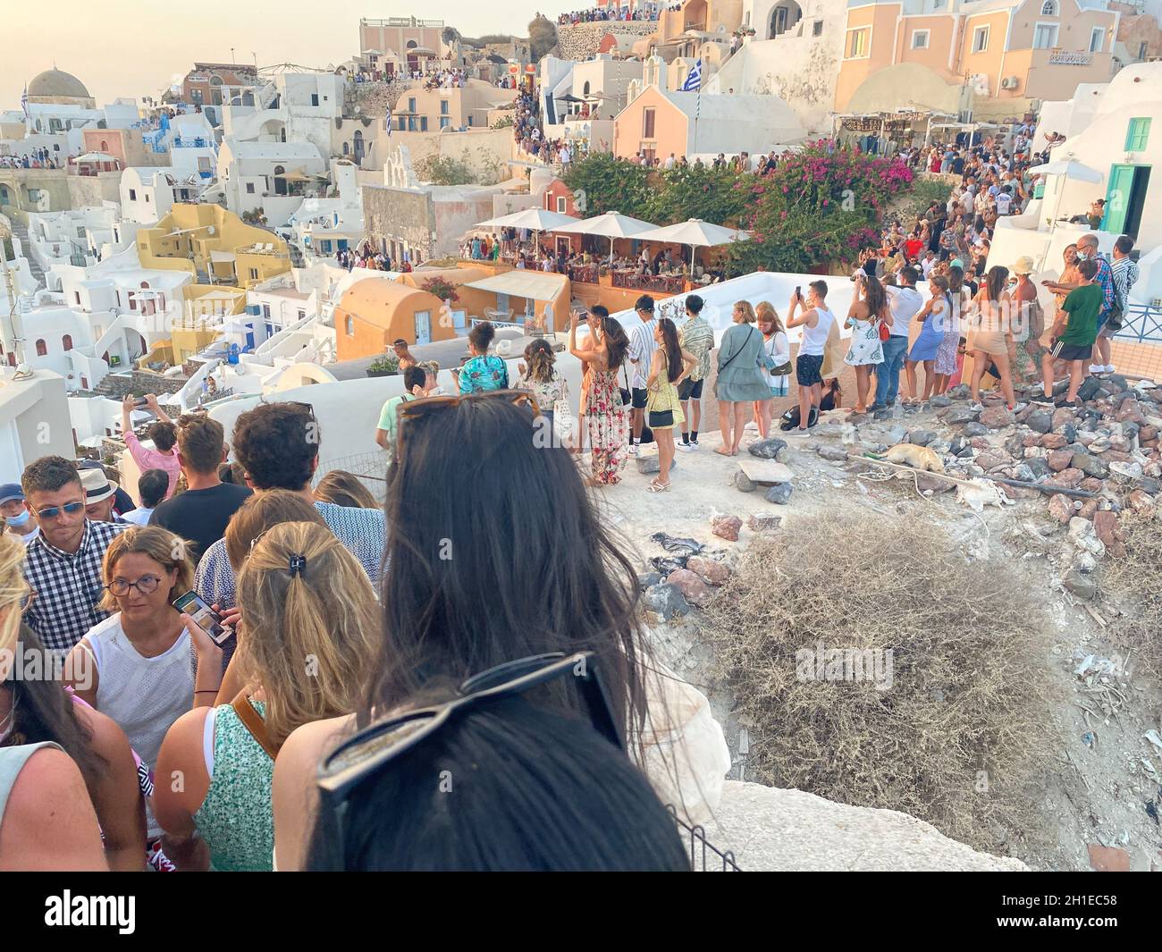 Santorin, Grèce, 2 août 2021.Foule attendant de photographier le coucher du soleil à Oia Banque D'Images