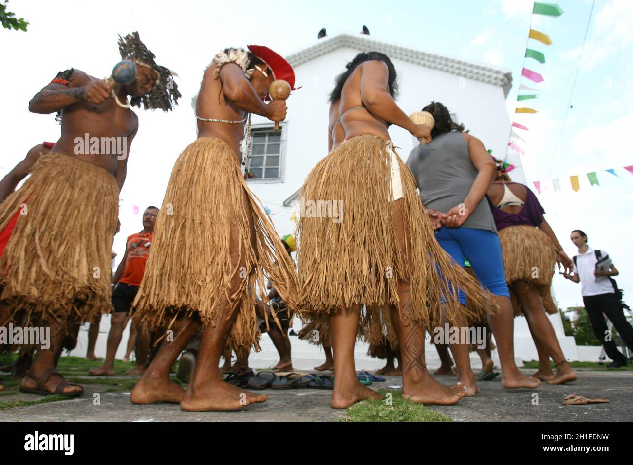 ilheus, bahia / brésil - 8 janvier 2012: Les Indiens de Tupinamba sont vus pendant la danse traditionnelle dans le district d'Olivanca, dans la municipalité d'Ilhe Banque D'Images