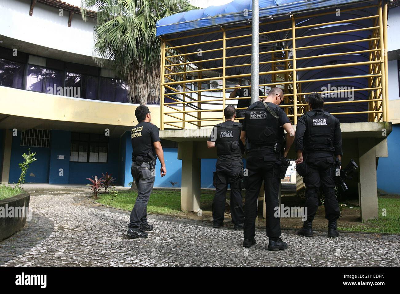 Itabuna, bahia / brésil - 13 décembre 2011 : les agents de la police fédérale effectuent un mandat de perquisition et d'arrestation au Conseil municipal pour enquête sur le misa Banque D'Images