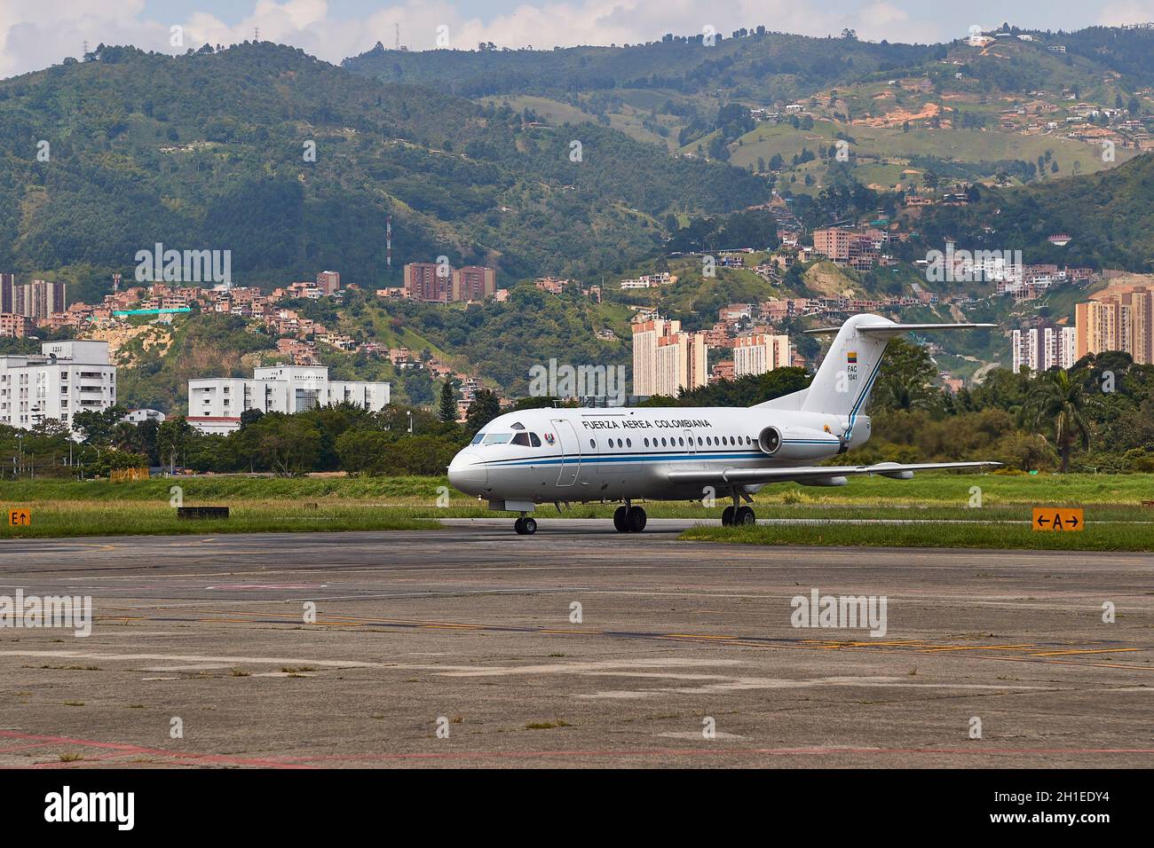 MEDELLIN, COLOMBIE - Circa 2019 : avion Fokker F28 de l'armée de l'air colombienne à l'aéroport international Olaya Herrera, à Medellin, en Colombie.Le sma Banque D'Images