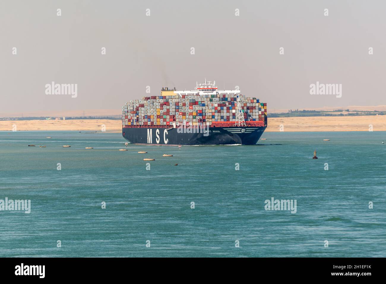 Suez, Egypte - Novembre 5, 2017 : un grand navire porte-conteneurs MSC Maya passant Canal de Suez dans la brume de sable en Egypte. Banque D'Images