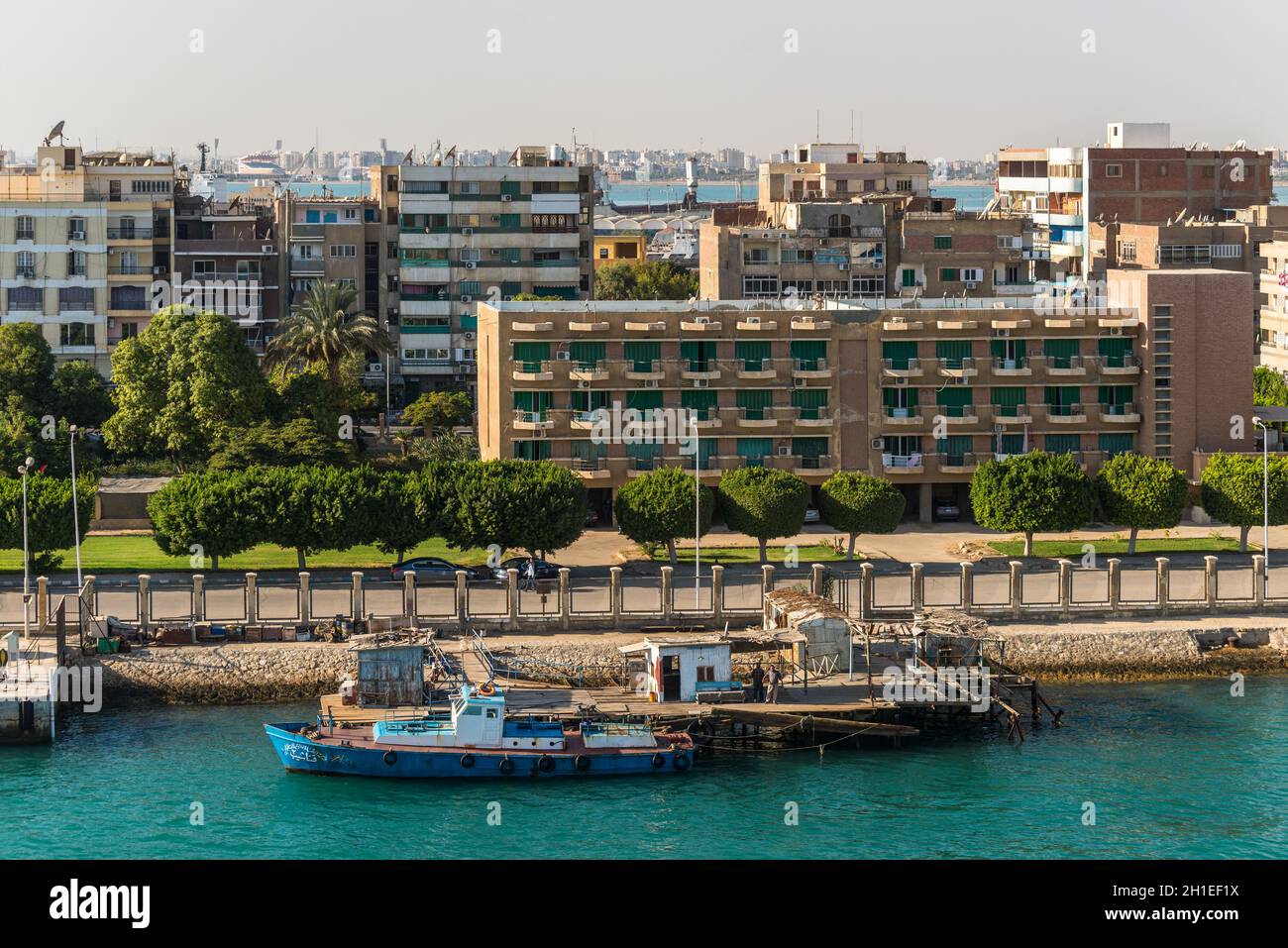 Port Tawfiq, Egypte - Novembre 5, 2017 : Les bâtiments sur la rive du canal de Suez à Port Tawfiq (Tawfik) près de Suez. Le Port de Suez est un port égyptien l Banque D'Images