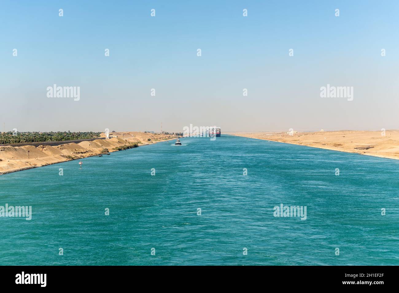 Suez, Egypte - Novembre 5, 2017 : grand angle de vue. des navires (navires) passant près du Canal de Suez, Suez, l'Egypte, l'Afrique. Remorqueur accompagne shi Banque D'Images