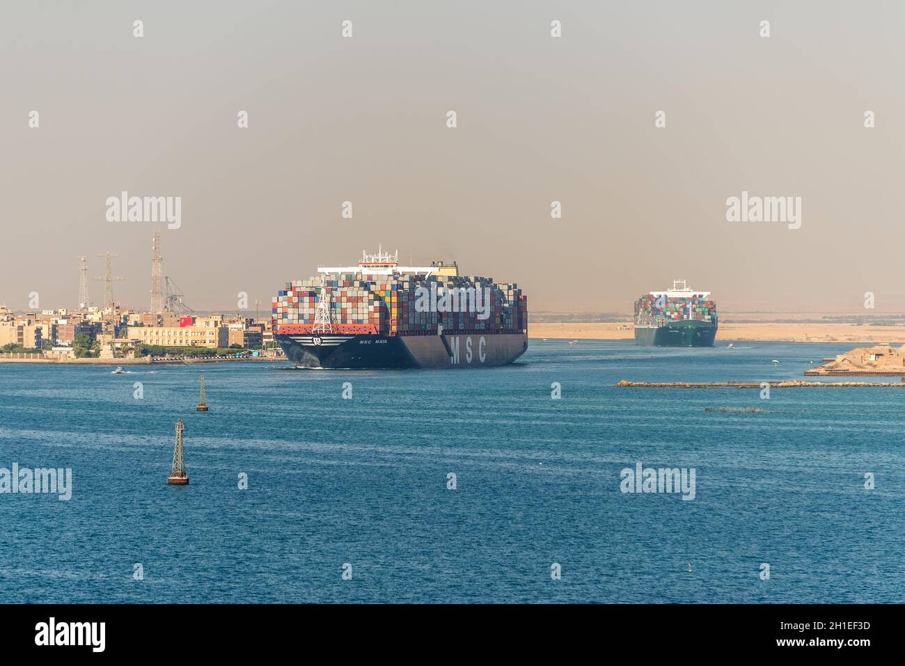 Suez, Egypte - Novembre 5, 2017 : grand récipient bateaux (navires) passant au Canal de Suez Suez, Egypte, l'Afrique, à l'extrémité sud du Canal de Suez et ex Banque D'Images