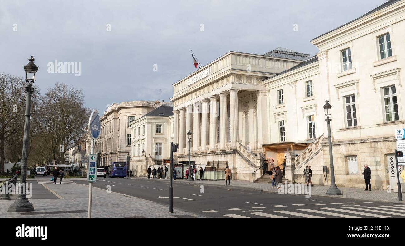 Tours, France - 8 février 2020: Les gens marchant devant le Palais de Justice (Cour de Justice) un jour d'hiver dans le centre-ville Banque D'Images