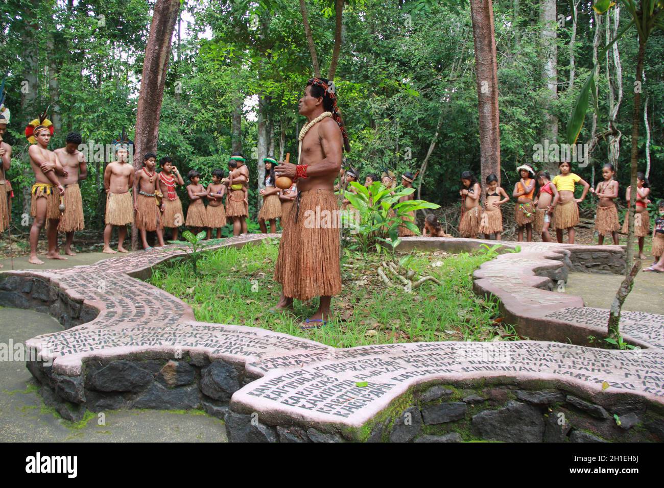 porto seguro, bahia / brésil - 20 octobre 2012 : les Indiens de l'étamine Pataxo sont vus dans le parc national de Monte Pascoal à Porto Seguro. *** local ca Banque D'Images