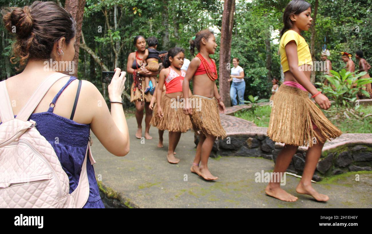 porto seguro, bahia / brésil - 20 octobre 2012 : les Indiens de l'étamine Pataxo sont vus dans le parc national de Monte Pascoal à Porto Seguro. *** local ca Banque D'Images