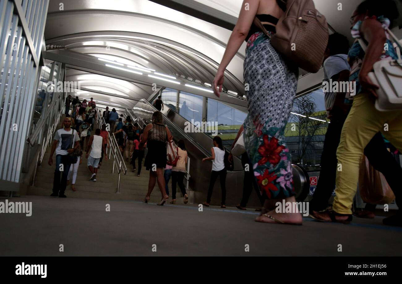 salvador, bahia / brésil - 2 mars 2018: On voit des gens marcher près de la passerelle d'accès à la station de métro Iguatemi dans la ville de Salvador. ** Banque D'Images