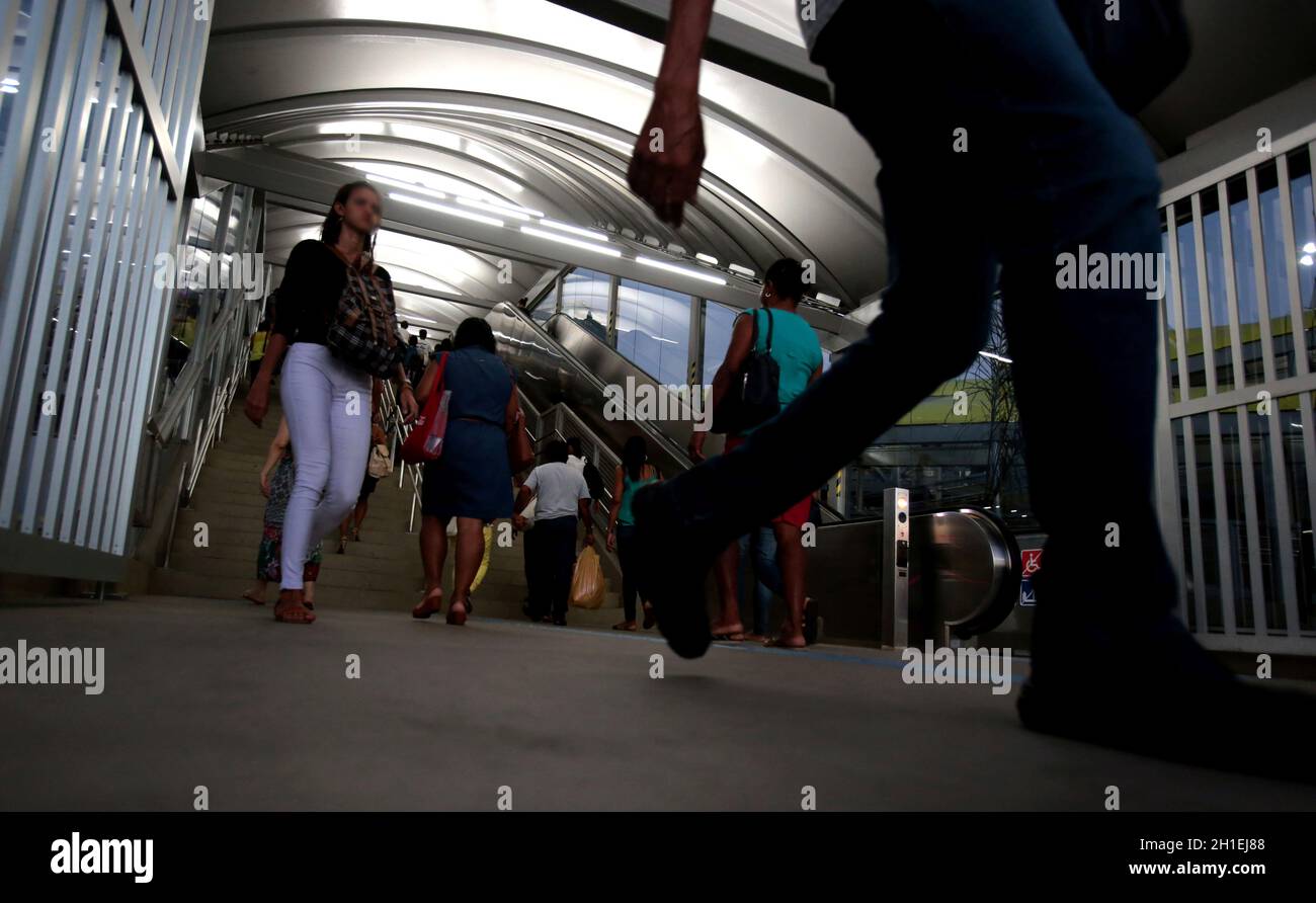 salvador, bahia / brésil - 2 mars 2018: On voit des gens marcher près de la passerelle d'accès à la station de métro Iguatemi dans la ville de Salvador. ** Banque D'Images