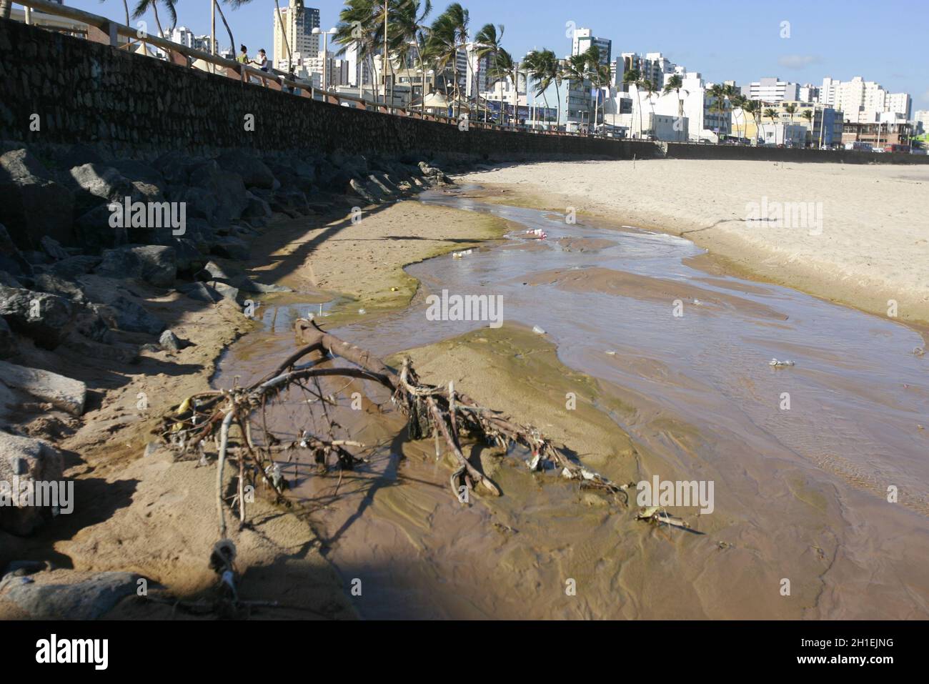 salvador, bahia / brésil - 12 janvier 2015 : assainissement et vue verser des liquides sur le sable de la plage d'Amaralina à Salvador. *** Légende locale *** Banque D'Images