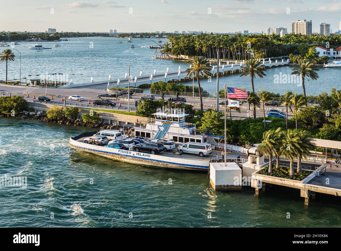 Miami, FL, United States - 20 Avril 2019 : Avis de MacArthur Causeway et le traversier de l'Île Fisher à Biscayne Bay à Miami, Floride, États-Unis d' Banque D'Images