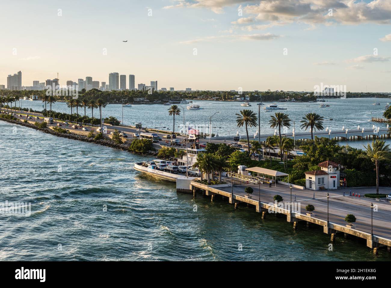 Miami, FL, United States - 20 Avril 2019 : Avis de MacArthur Causeway et le traversier de l'Île Fisher à Biscayne Bay à Miami, Floride, USA. Vaca croisière Banque D'Images