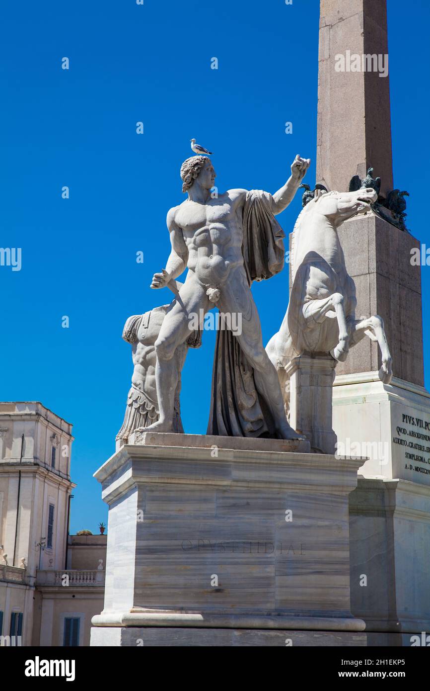 Détail des statues à la Fontaine des Dioscures situé à la place du Quirinal à Rome Banque D'Images