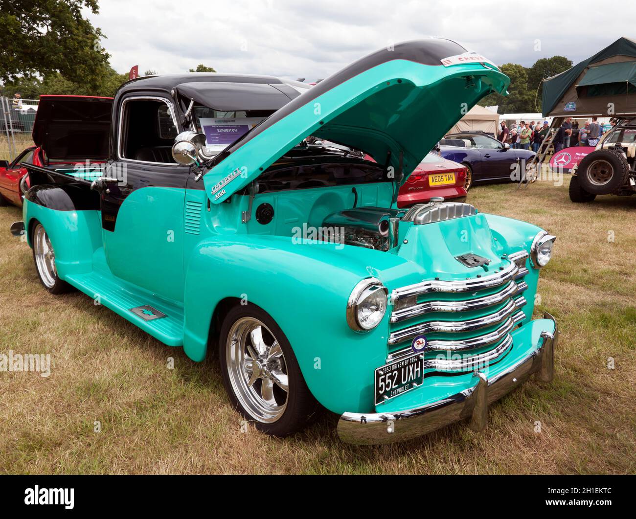 Restomod fait d'un pick-up 3100 1953 de Chevrolet exposé au salon des voitures classiques de Londres 2021 Banque D'Images