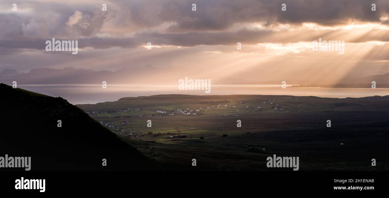 Quiraing - Île de Skye, Écosse.Lever de soleil sur le glissement de terrain, automne 2021, Royaume-Uni. Banque D'Images