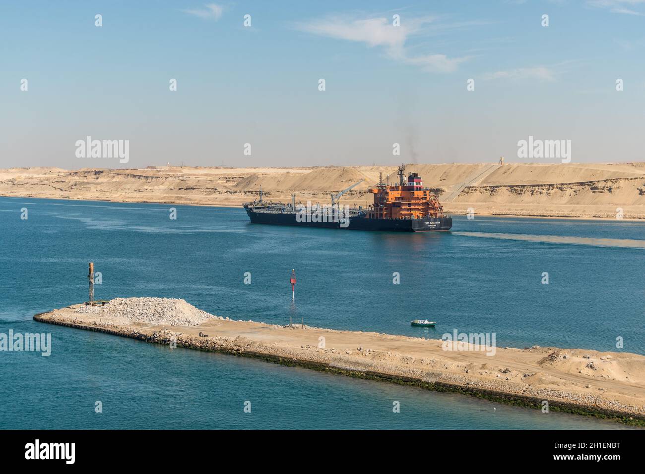 Ismailia, Egypte - Novembre 5, 2017 : huile Transporteur de produits Torm Alexandra navire passant le nouveau canal de Suez près d'Ismaïlia, Egypte, l'Afrique. Banque D'Images