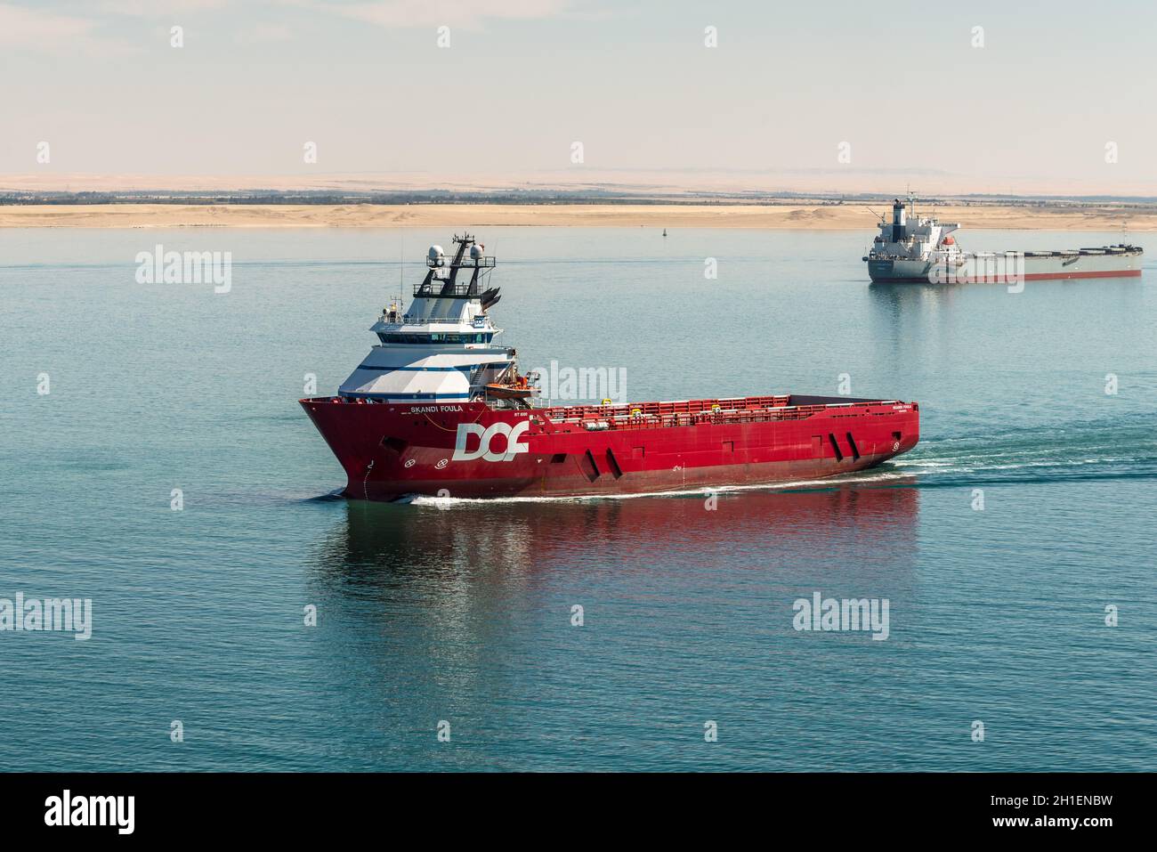 Suez, Egypte - Novembre 5, 2017 : le navire de ravitaillement offshore Skandi Foula passant le nouveau canal de Suez (le Grand lac Amer) près de Suez, Egypte, l'Afrique. Banque D'Images
