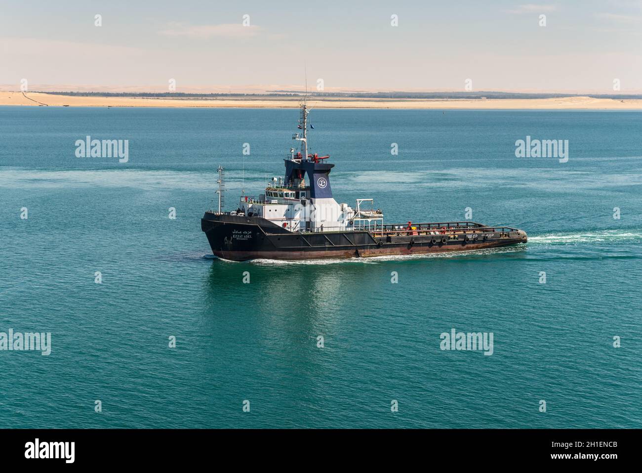 Suez, Egypte - Novembre 5, 2017 : Adel Ezzat remorqueur Bateau passant le nouveau canal de Suez près du Grand lac Amer, L'Égypte, l'Afrique. Banque D'Images