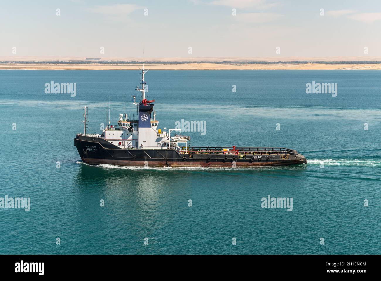 Suez, Egypte - Novembre 5, 2017 : Adel Ezzat remorqueur Bateau passant le nouveau canal de Suez près du Grand lac Amer, L'Égypte, l'Afrique. Banque D'Images