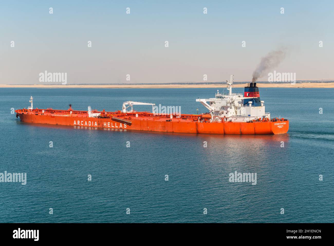 Suez, Egypte - Novembre 5, 2017 : pétrole brut pétrolier Aegean Angel navire passant le nouveau canal de Suez (le Grand lac Amer) près de Suez, Egypte, l'Afrique. Banque D'Images