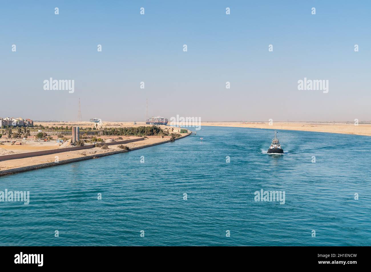 Suez, Egypte - Novembre 5, 2017 : grand récipient bateaux (navires) passant près du Canal de Suez, Suez, l'Egypte, l'Afrique. Dans les navires remorqueur accompagne les foregrou Banque D'Images