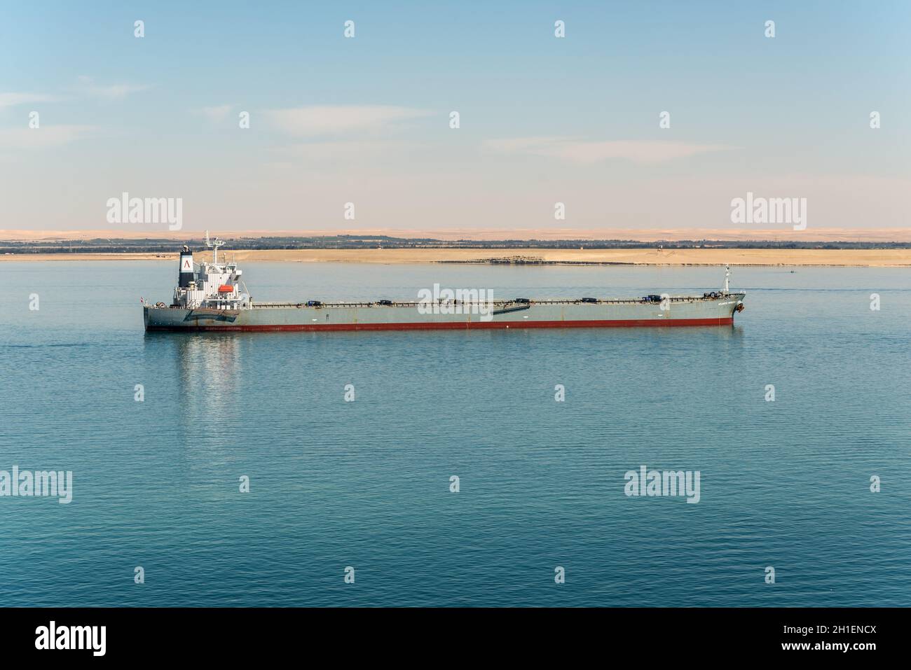 Suez, Egypte - Novembre 5, 2017 : Cargo Général HORIZON ATLANTIQUE passant le nouveau canal de Suez (le Grand lac Amer) près de Suez, Egypte, l'Afrique. Banque D'Images