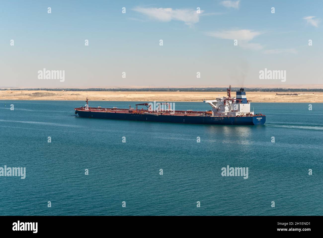 Suez, Egypte - Novembre 5, 2017 : Pétroliers Seadancer navire passant le nouveau canal de Suez près du Grand lac Amer, L'Égypte, l'Afrique. Banque D'Images