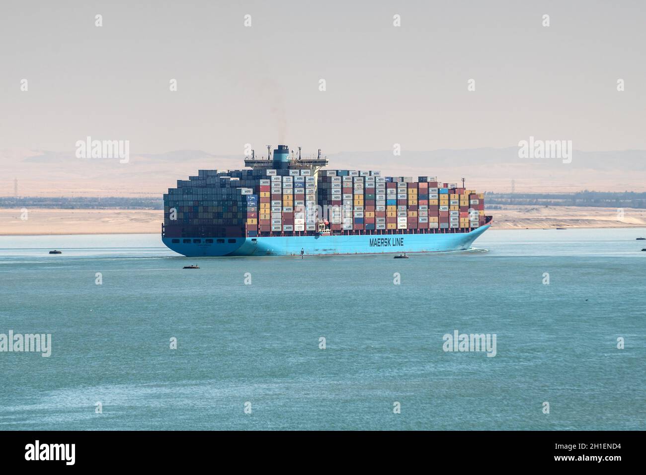 Suez, Egypte - Novembre 5, 2017 : grand porte-conteneurs Maersk Georg passant Canal de Suez dans la brume de sable (le Grand lac Amer) près de Suez, Egypte, Afr Banque D'Images