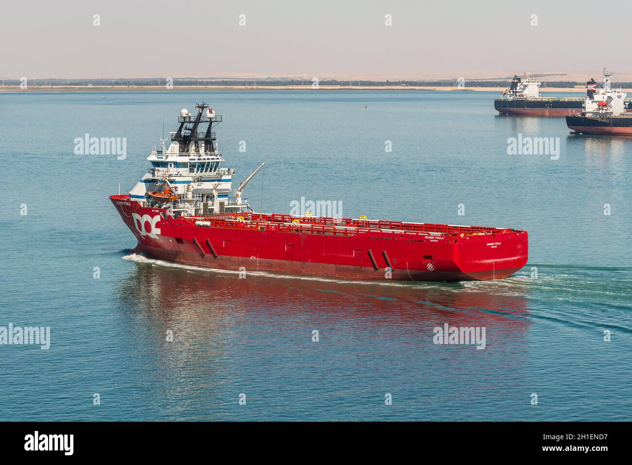 Suez, Egypte - Novembre 5, 2017 : le navire de ravitaillement offshore Skandi Foula passant le nouveau canal de Suez (le Grand lac Amer) près de Suez, Egypte, l'Afrique. Banque D'Images