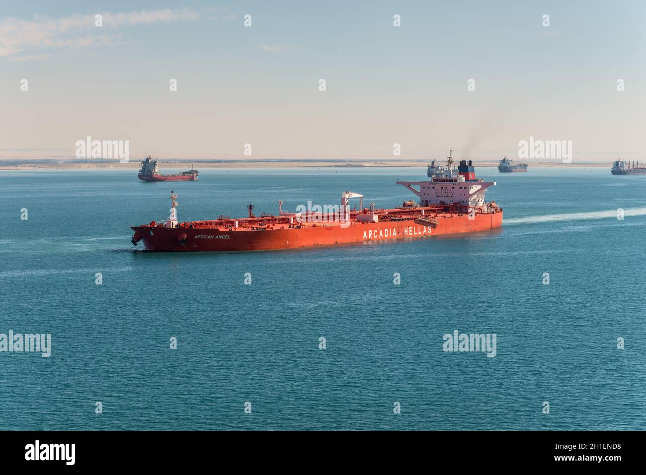 Suez, Egypte - Novembre 5, 2017 : pétrole brut pétrolier Aegean Angel navire passant le nouveau canal de Suez (le Grand lac Amer) près de Suez, Egypte, l'Afrique. Banque D'Images