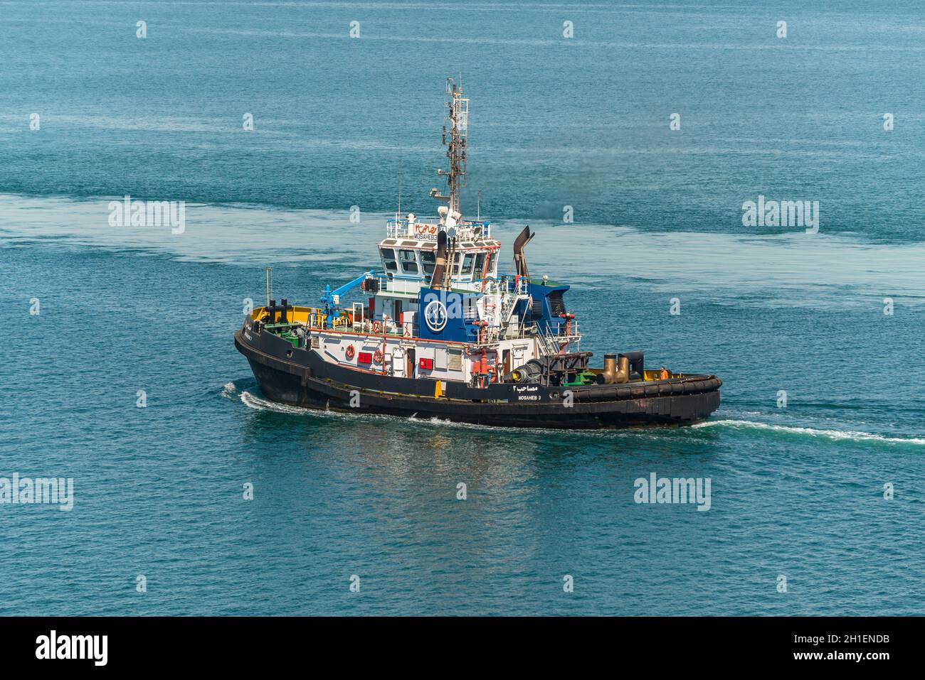 Suez, Egypte - Novembre 5, 2017 : Pusher/remorqueur Mosaheb 3 passant le nouveau canal de Suez (le Grand lac Amer) près de Suez, Egypte, l'Afrique. Banque D'Images