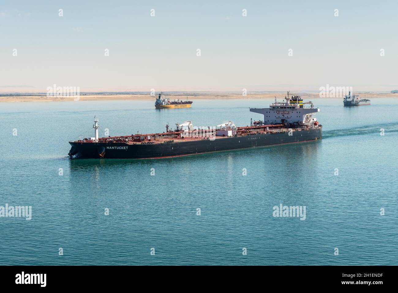 Suez, Egypte - Novembre 5, 2017 : bateau Nantucket pétroliers passant le nouveau canal de Suez (le Grand lac Amer) près de Suez, Egypte, l'Afrique. Banque D'Images