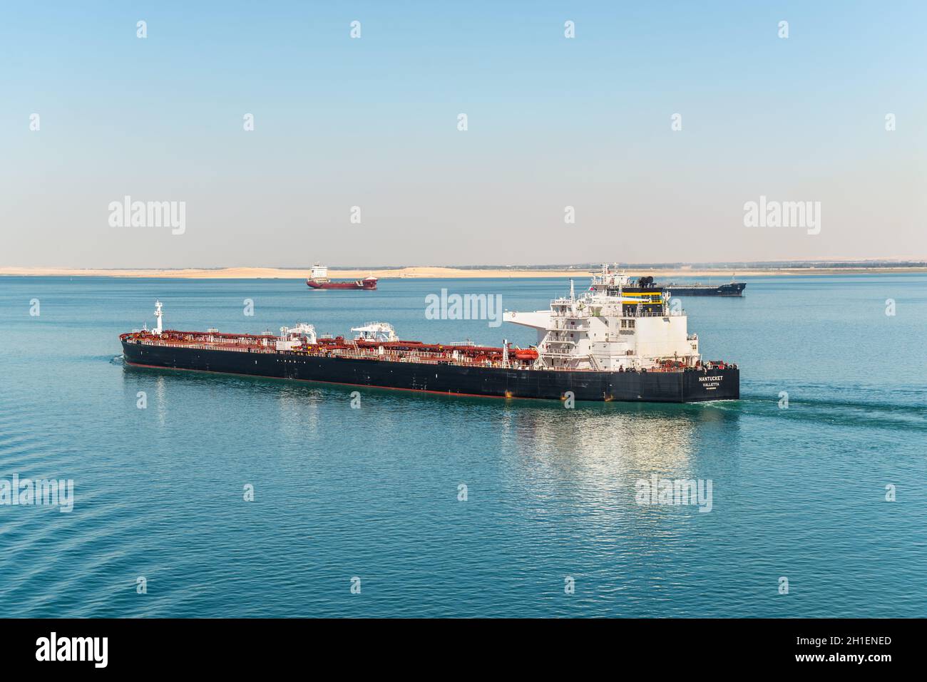 Suez, Egypte - Novembre 5, 2017 : bateau Nantucket pétroliers passant le nouveau canal de Suez (le Grand lac Amer) près de Suez, Egypte, l'Afrique. Banque D'Images