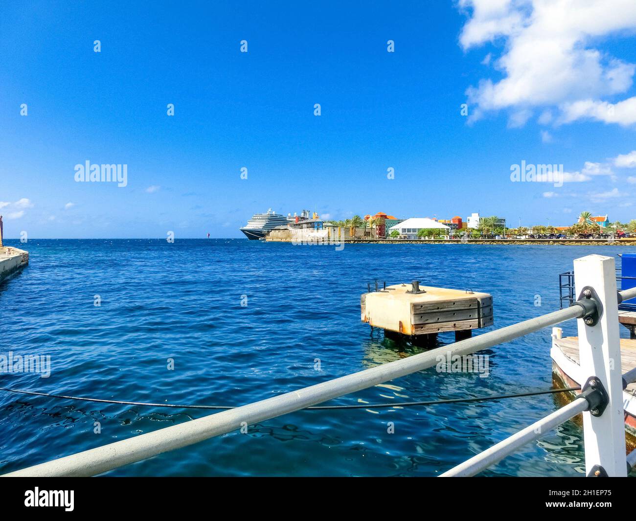 L'océan et le fort de Rif à Willemstad, Curaçao, Caraïbes Banque D'Images