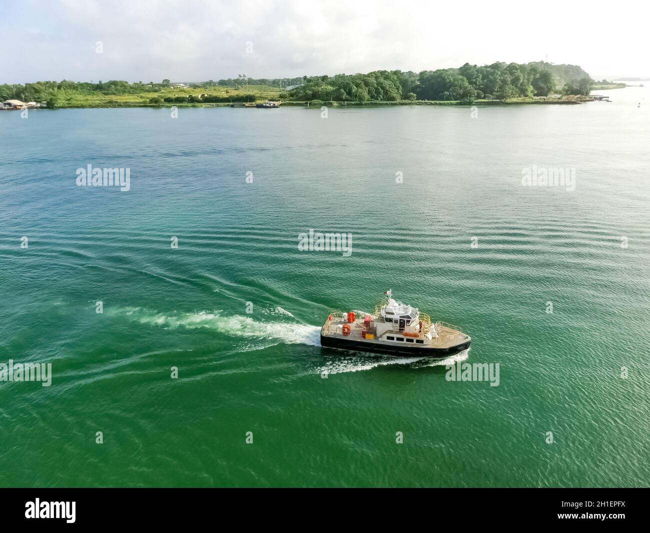 La patrouille remorqueur panaméenne guide les navires à travers les écluses du lac Gatun. Banque D'Images