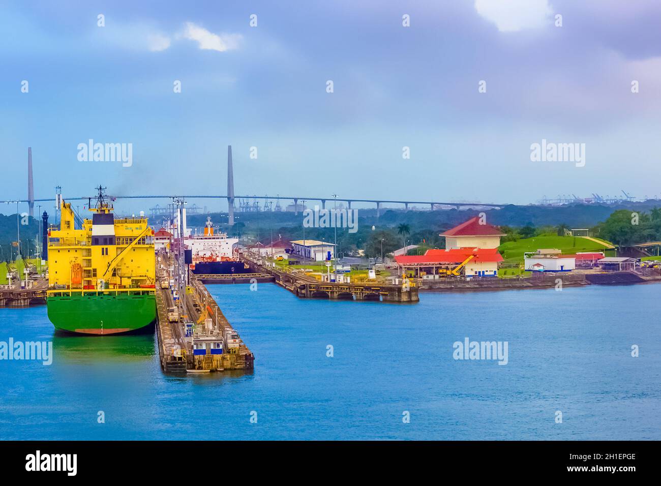 Canal de Panama, Panama - 7 décembre 2019 : le cargo entrant dans les écluses de Miraflores dans le canal de Panama, au Panama Banque D'Images