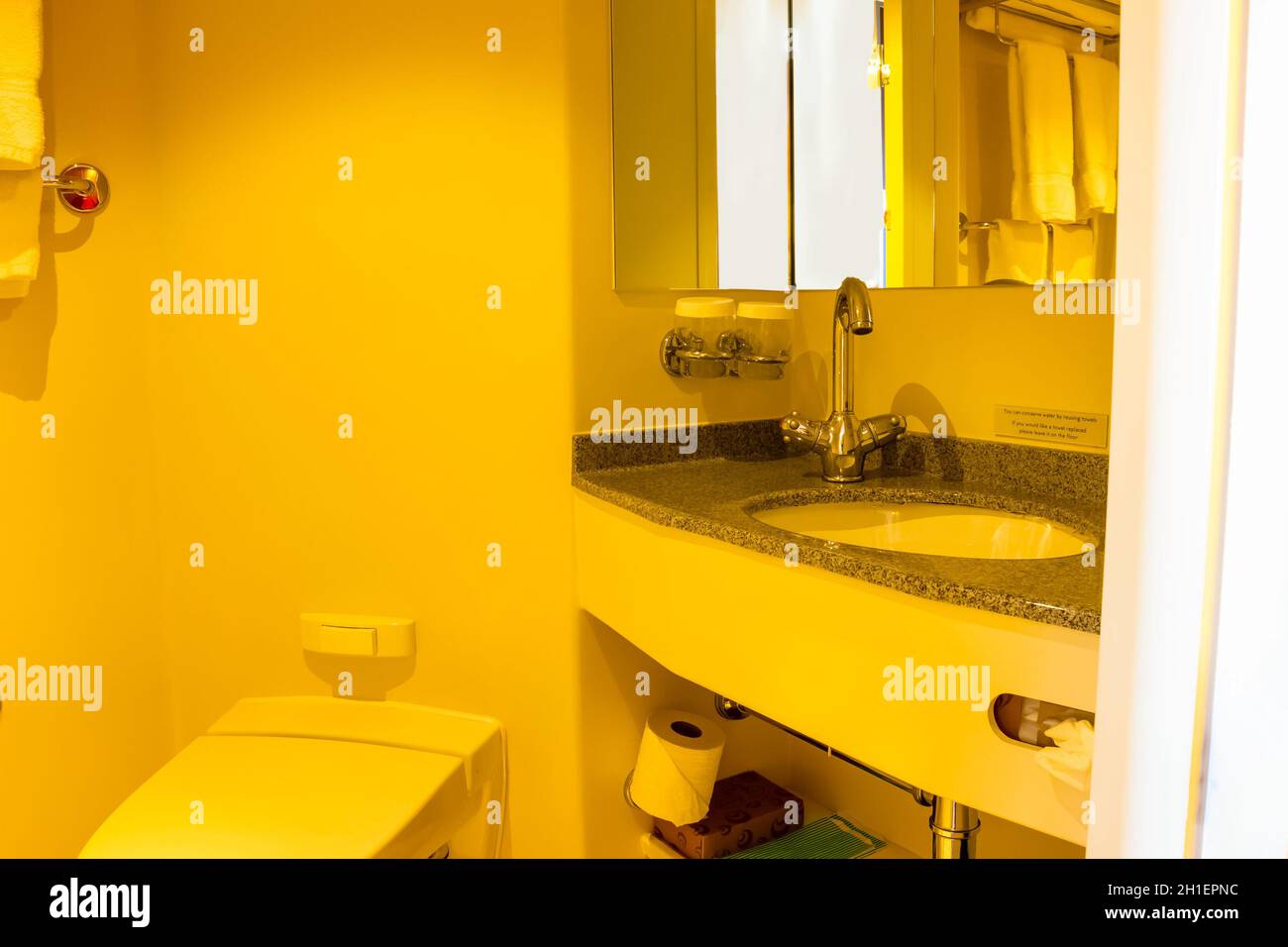 Salle de bains avec cabine de douche, toilettes sur un bateau de croisière.  Intérieur de l'intérieur de l'habitacle Photo Stock - Alamy