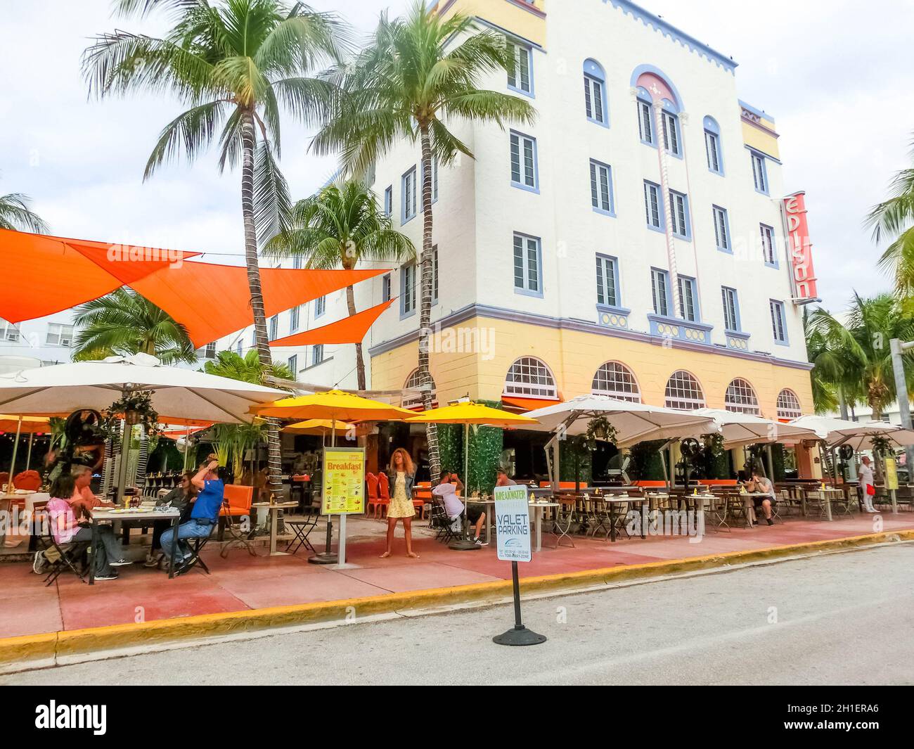 Miami, États-Unis d'Amérique - 30 novembre 2019 : Edison Hotel at Ocean Drive à Miami Beach, Floride.L'architecture art déco de South Beach en est une Banque D'Images