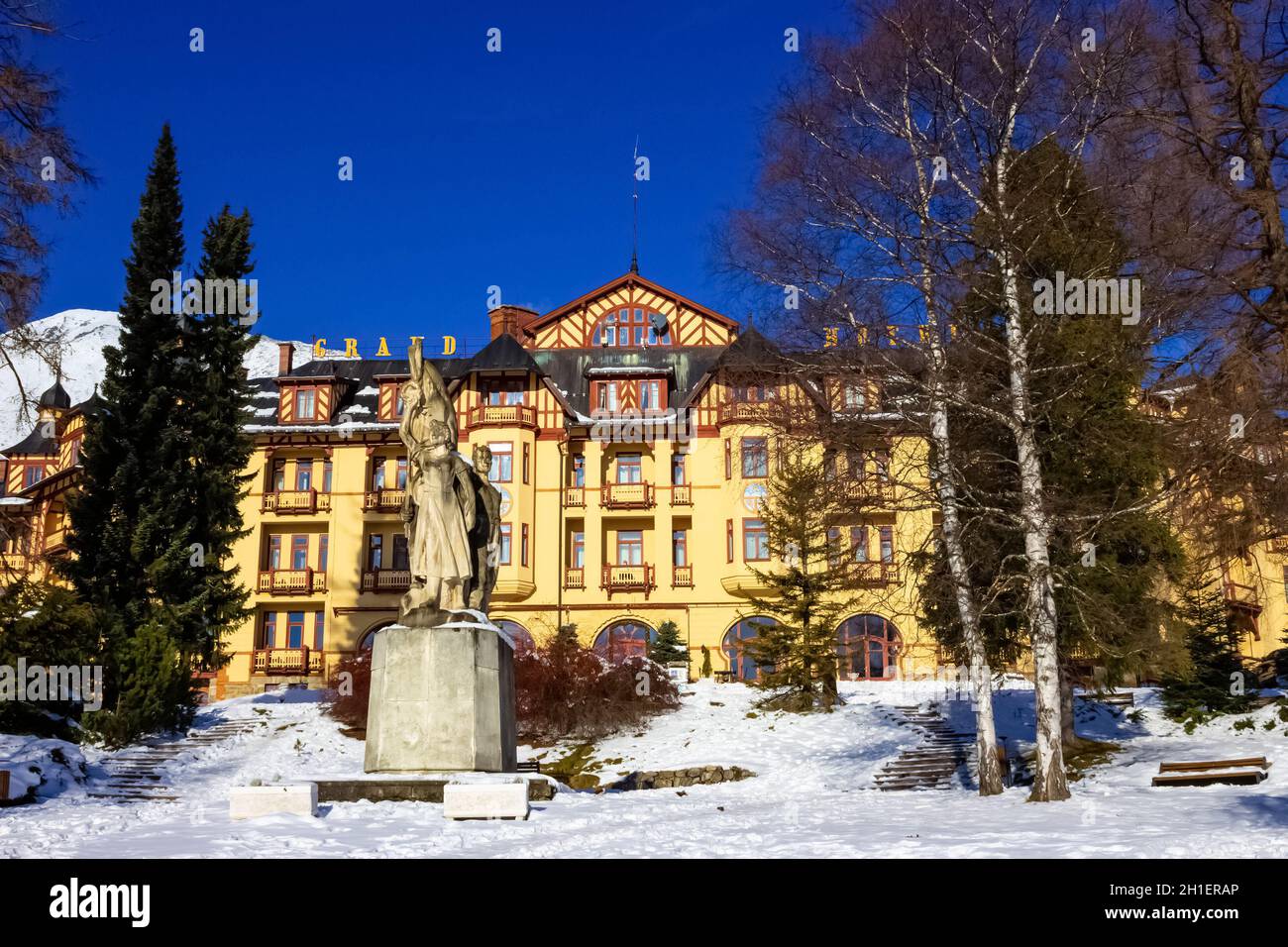 Stary Smokovec, Slovaquie - 01 janvier 2020: Vue sur le Grand Hôtel dans la station populaire Stary Smokovec dans les montagnes de High Tatras avec des elem à colombages Banque D'Images