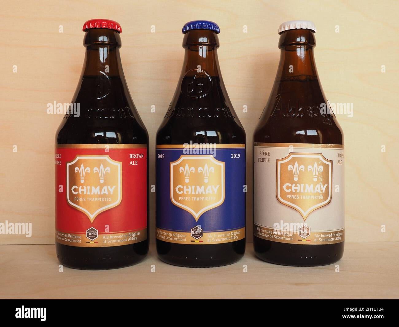 CHIMAY, BELGIQUE - VERS AVRIL 2020: Chimay bleu rouge et blanc bouteilles de bière Banque D'Images